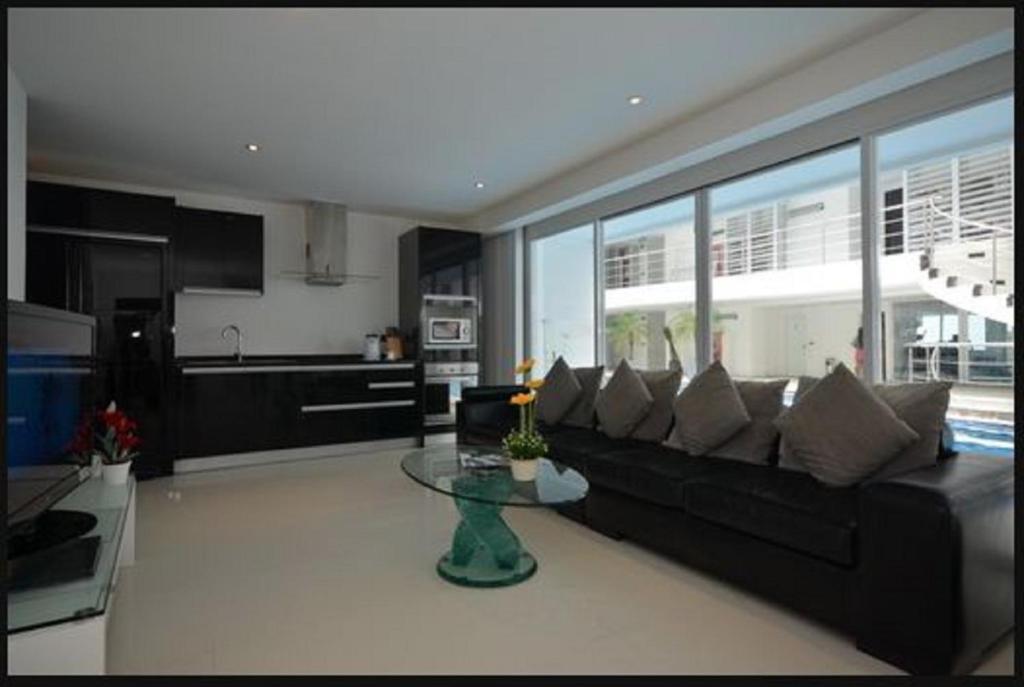 Sunset Plaza Apartamentos con servicio Karon Habitación foto