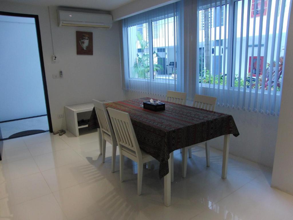 Sunset Plaza Apartamentos con servicio Karon Habitación foto